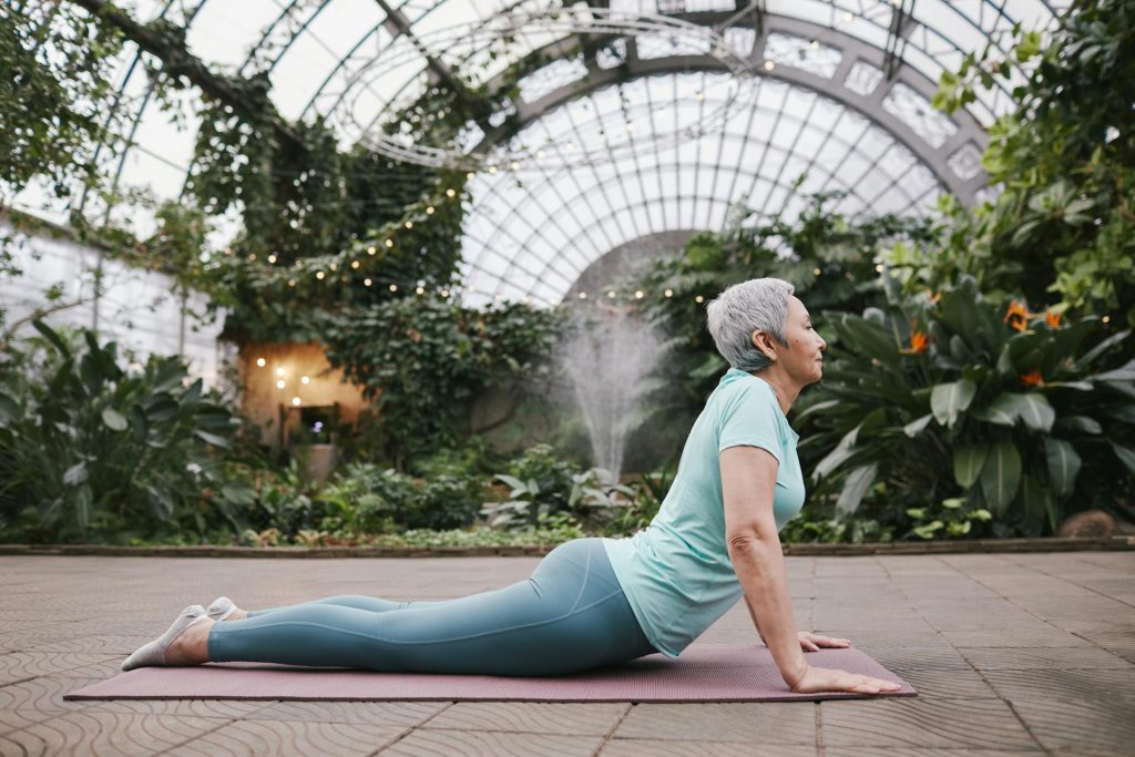 signora in menopausa fa yoga